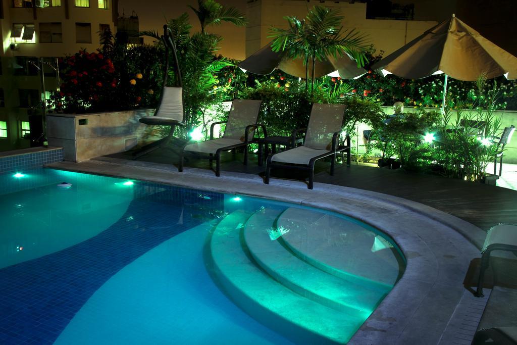 Hotel Atlantico Tower Rio de Janeiro Exteriör bild A swimming pool with a swimming pool light
