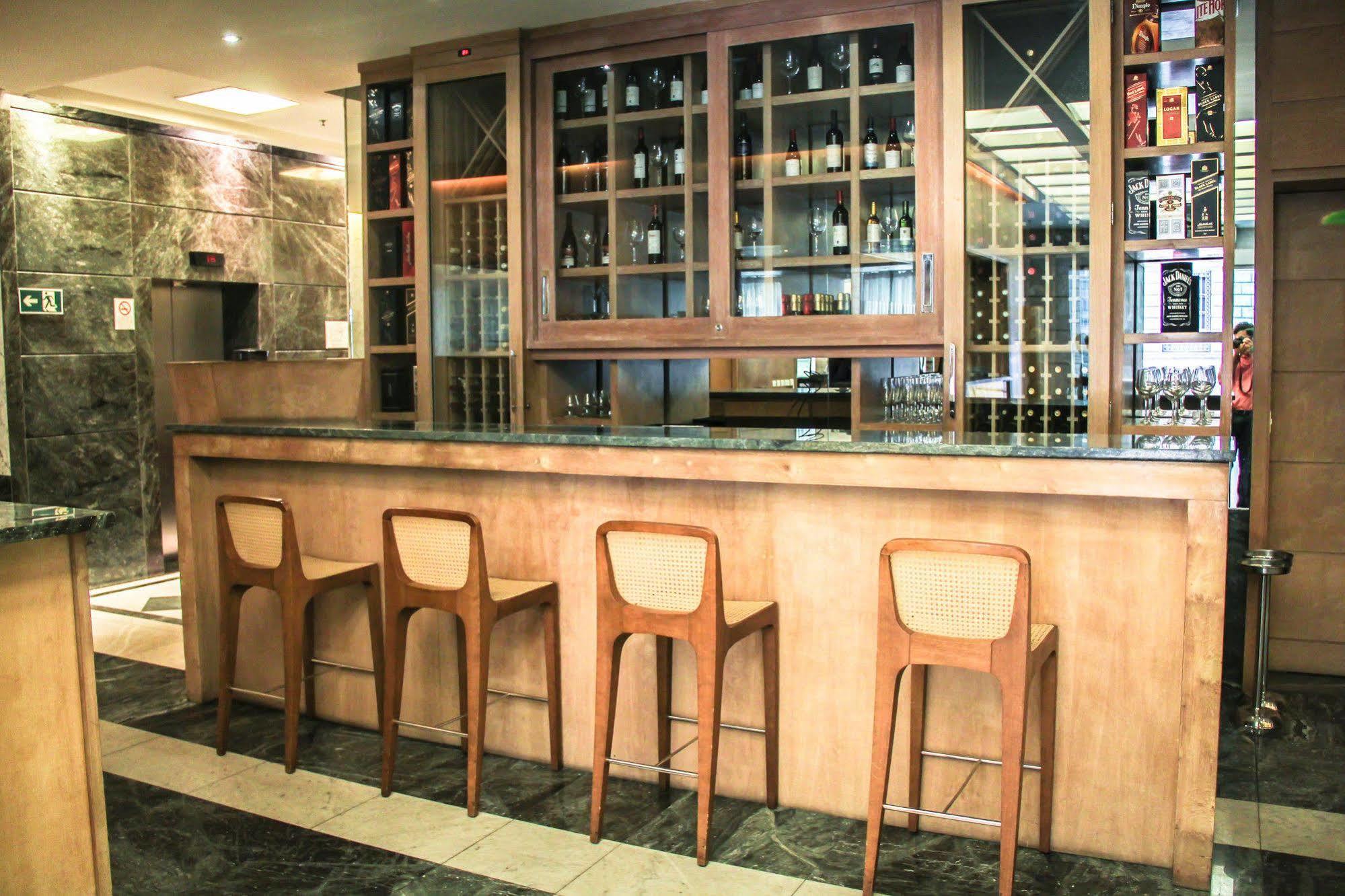 Hotel Atlantico Tower Rio de Janeiro Exteriör bild The bar at the hotel